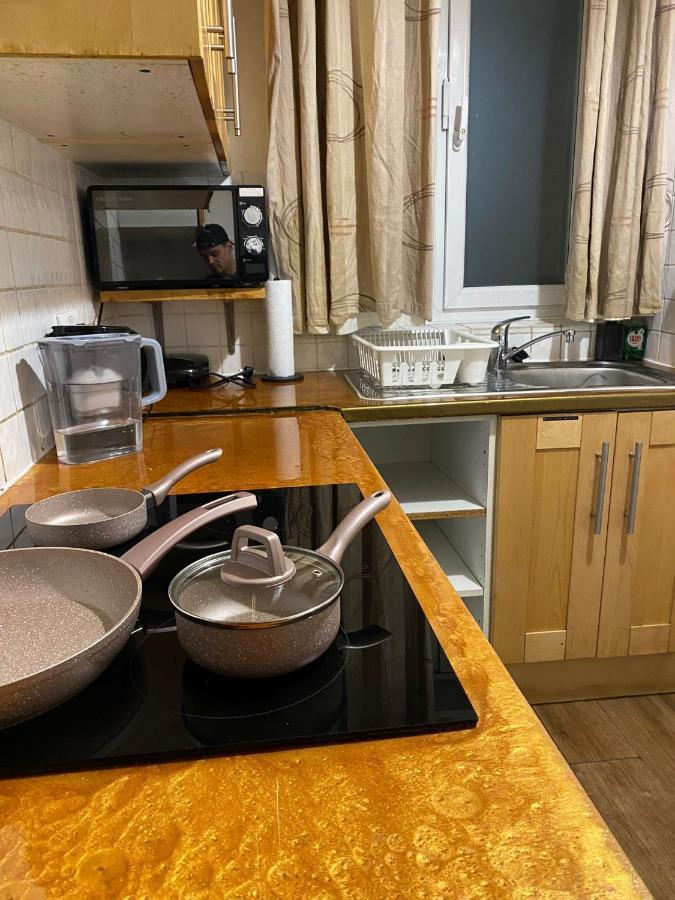 Huge And Affordable 3 Bedroom Flat In Hammersmith For 7 People With Welcome Breakfast London Exterior photo
