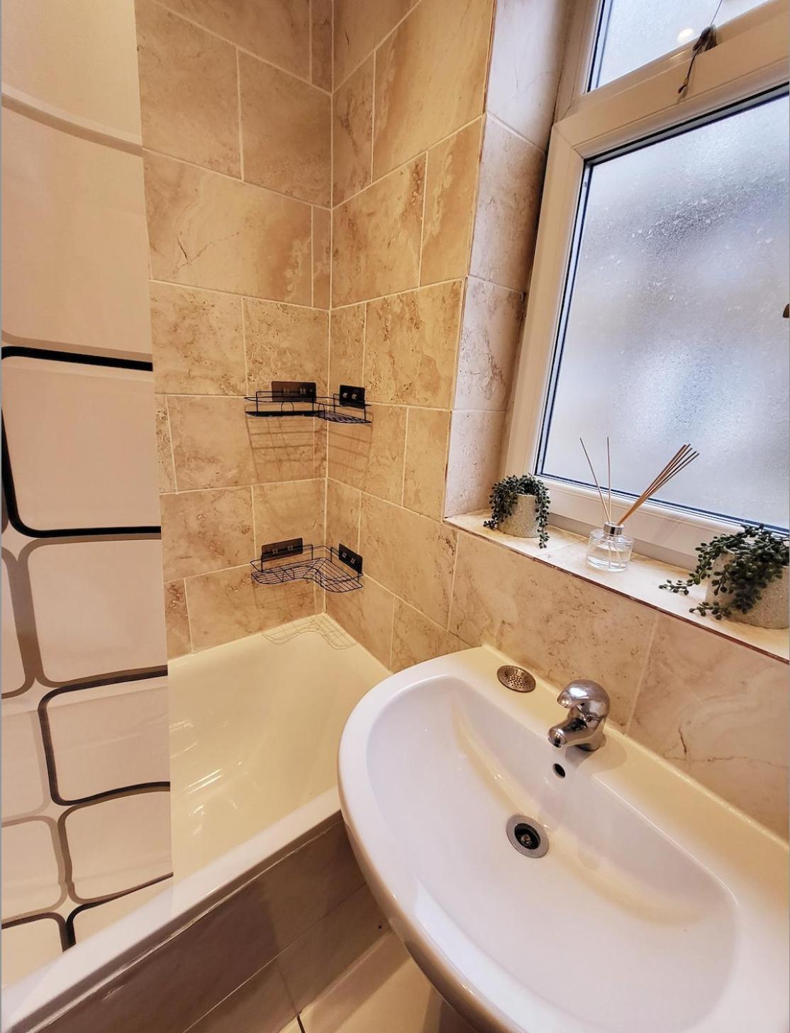 Huge And Affordable 3 Bedroom Flat In Hammersmith For 7 People With Welcome Breakfast London Exterior photo