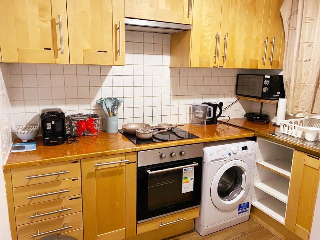 Huge And Affordable 3 Bedroom Flat In Hammersmith For 7 People With Welcome Breakfast London Exterior photo