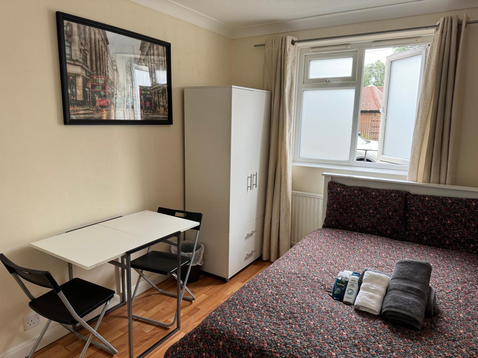 Huge And Affordable 3 Bedroom Flat In Hammersmith For 7 People With Welcome Breakfast London Exterior photo