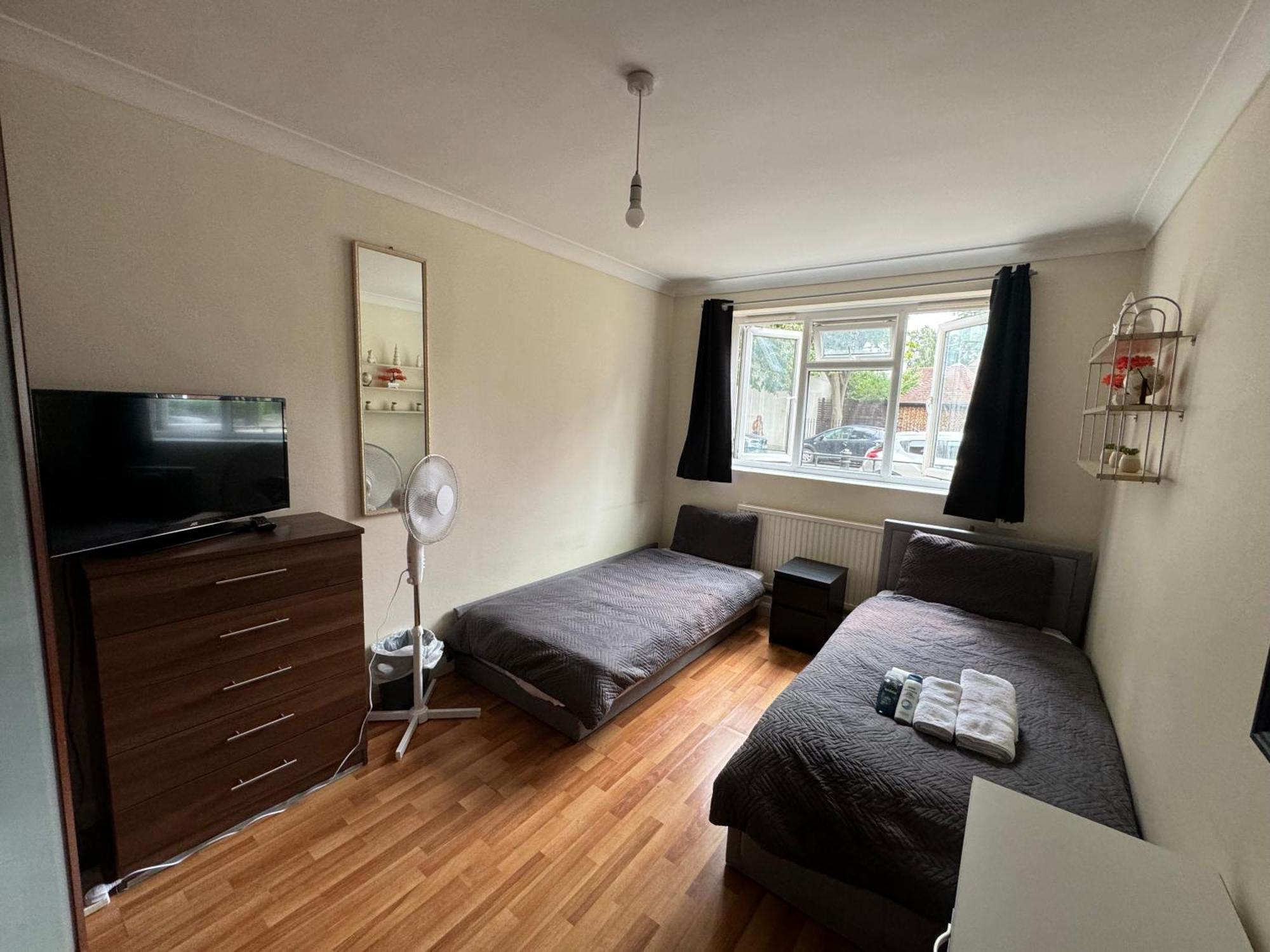 Huge And Affordable 3 Bedroom Flat In Hammersmith For 7 People With Welcome Breakfast London Exterior photo